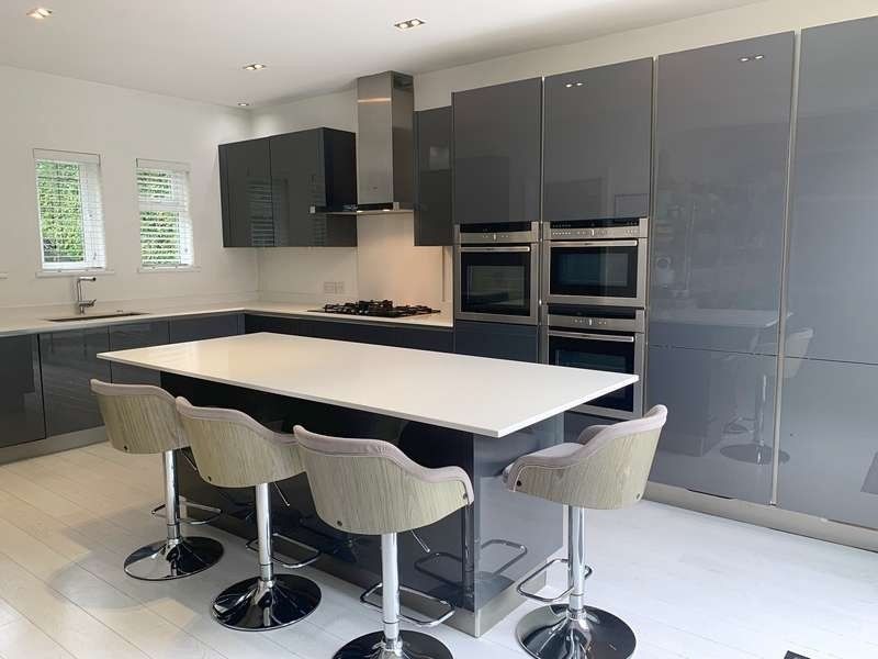 Armário de cozinha brilhante com material de porta HDF e design de estilo moderno