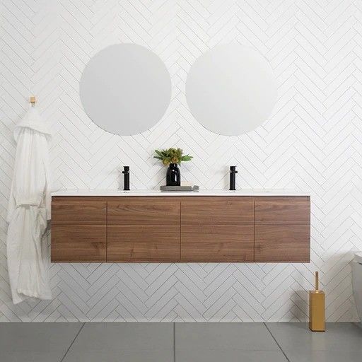 Moderno estilo Vanidade pendurada à parede com espelho e banheira em armários de banheiro de hotel de luxo