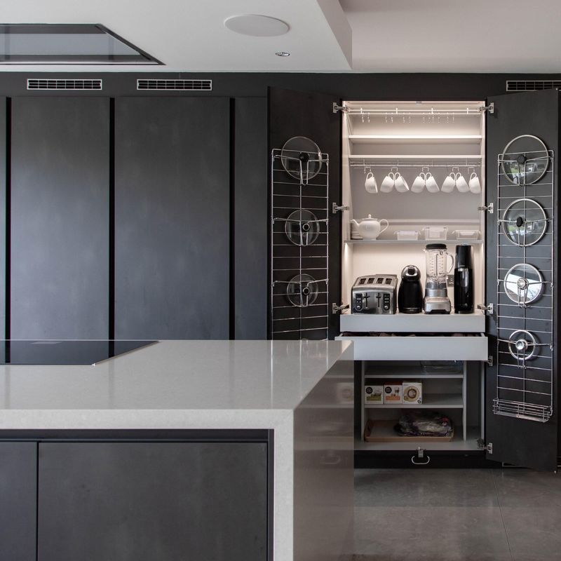 Armários de quarto inteligentes Armário de cozinha moderno e forno em preto fosco para clientes finais