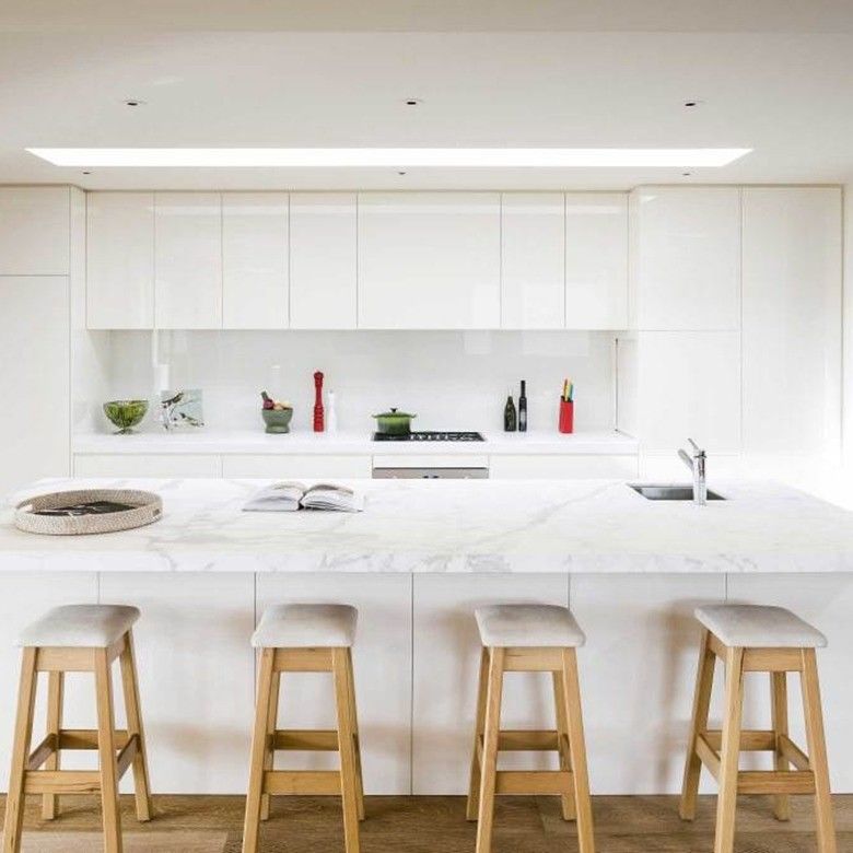 Plataforma de mesa de borda plana e acabamento de verniz para grande ilha de cozinha branca em estilo europeu