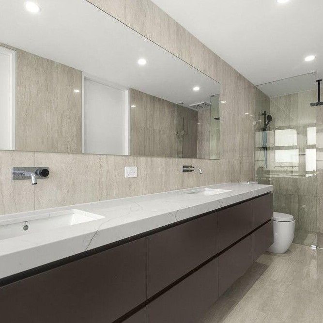 Conjunto contemporâneo de banheiros de banheira com espelho inteligente Largura 38-46