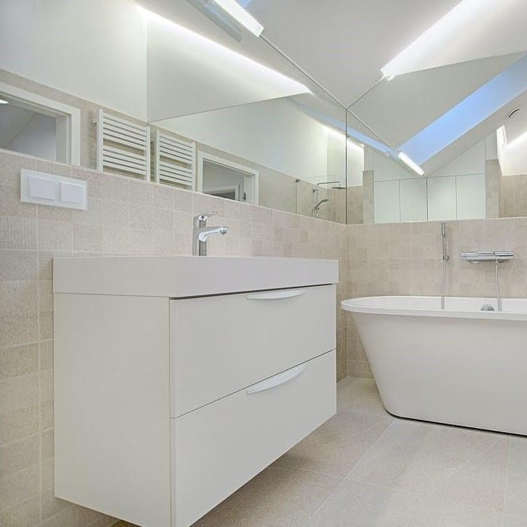 Banheiro de madeira maciça com pia em estilo de design moderno e laca branca de luxo