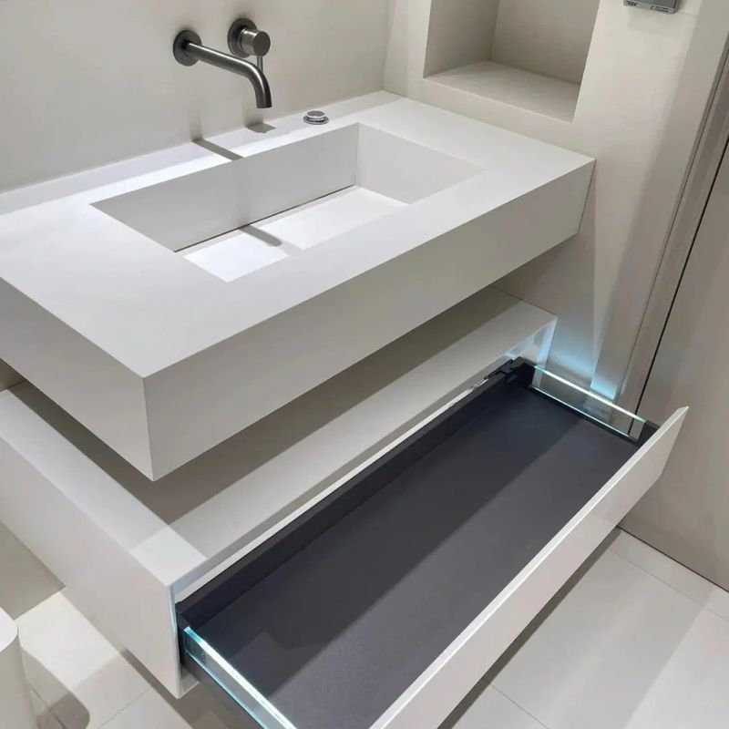Armário de banheiro de maquiagem flutuante Espelho de moldura metálica de vaidade com design sem alça