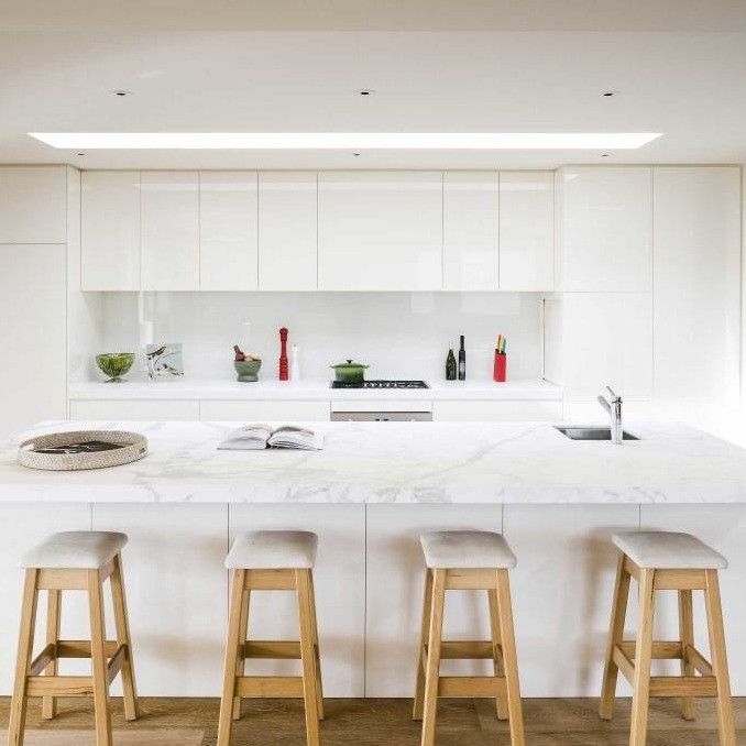 Manos de armário acabadas de laca personalizadas para armário de cozinha em design minimalista