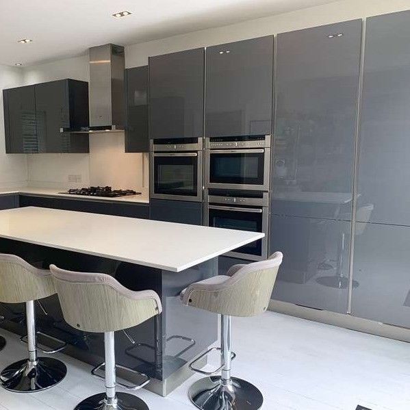 Manos de armário acabadas de laca personalizadas para armário de cozinha em design minimalista