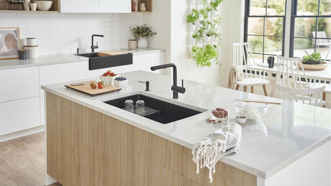 Armários de cozinha modernos completos com balcão de pedra de quartzo e armazenamento de despensa de madeira
