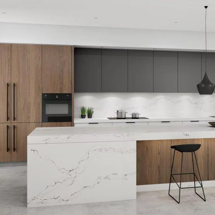 Armários de cozinha personalizados com acessórios no interior