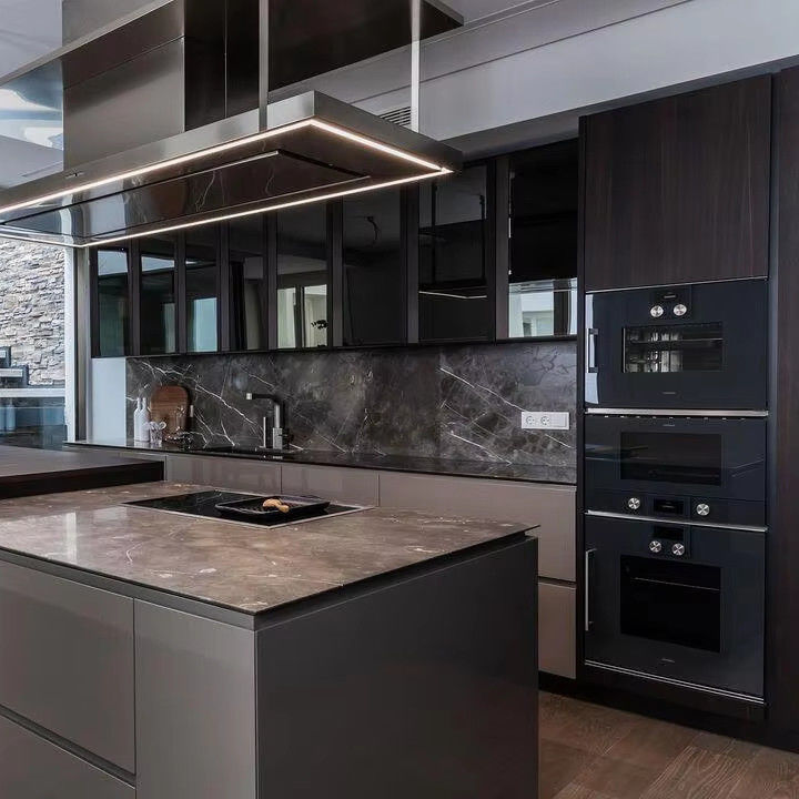 Armários de cozinha personalizados com acessórios no interior