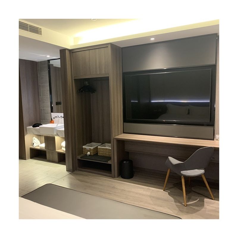 Mobiliário de hotel YALIG Armário de porta deslizante de madeira contemporânea com sistema embutido