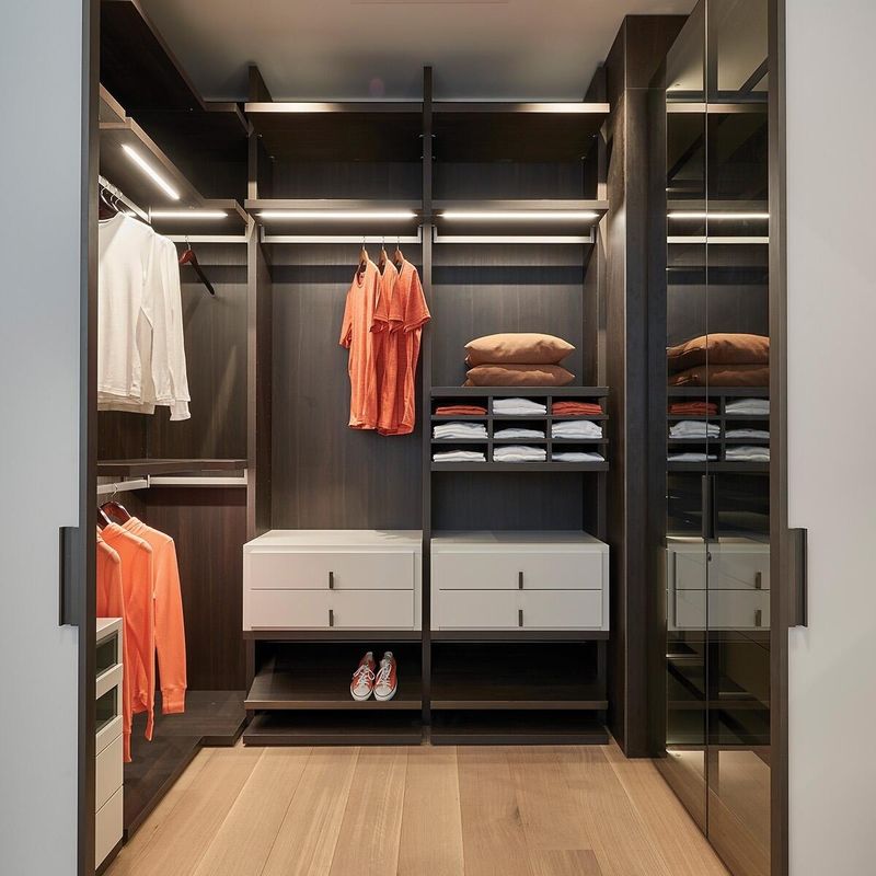 Estilo de design contemporâneo Luxo cinza em forma de U MDF caminhar em armários armários não dobrados
