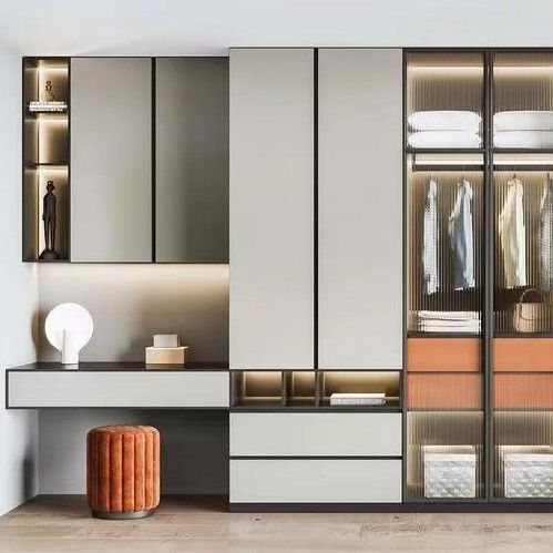 Sala de dormir de estilo moderno de madeira com 8 portas deslizantes e desenho de espelho