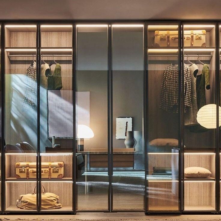 Sala de dormir de estilo moderno de madeira com 8 portas deslizantes e desenho de espelho