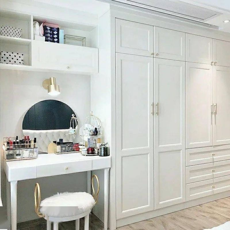 Sala de dormir de estilo moderno de madeira com 8 portas deslizantes e desenho de espelho