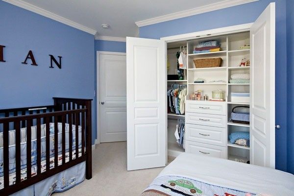 Conjunto de quarto de estilo moderno personalizável com guarda-roupa de 2 portas Almari Mobiliário da YALIG