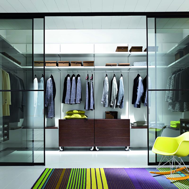 Organize seu quarto com estilo com um armário de madeira contemporâneo