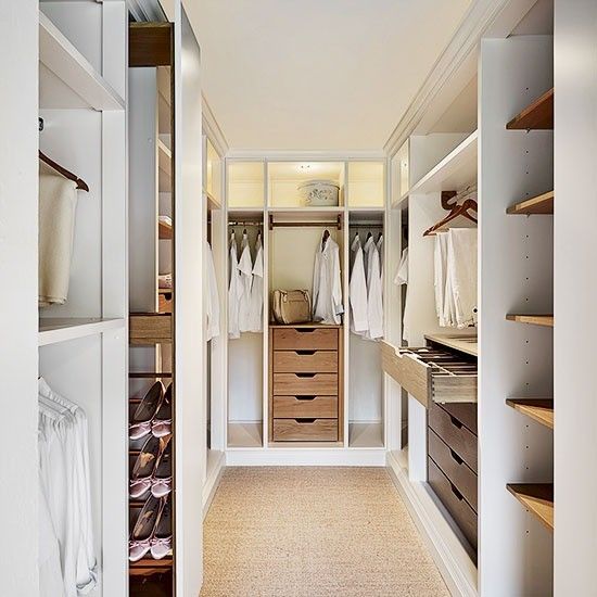 Organize seu quarto com estilo com um armário de madeira contemporâneo